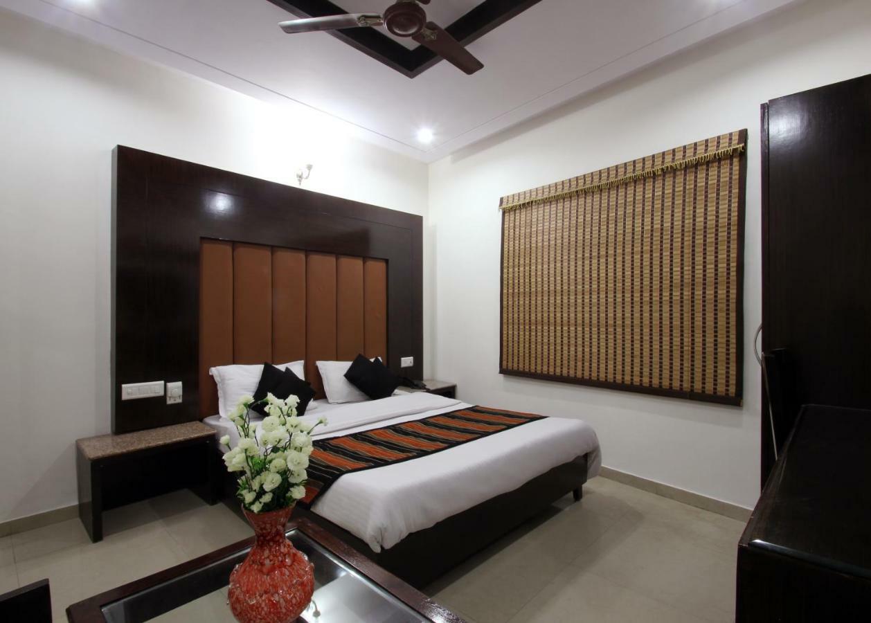 Mohan International 3*